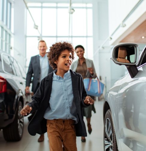 ey-family-looking-for-their-new-car-at-the-car-dealership.jpg.rendition.1800.1200